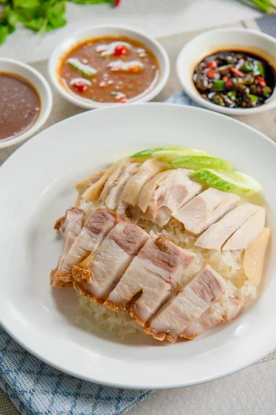 Babi renyah dengan nasi ayam Hainan — Stok Foto