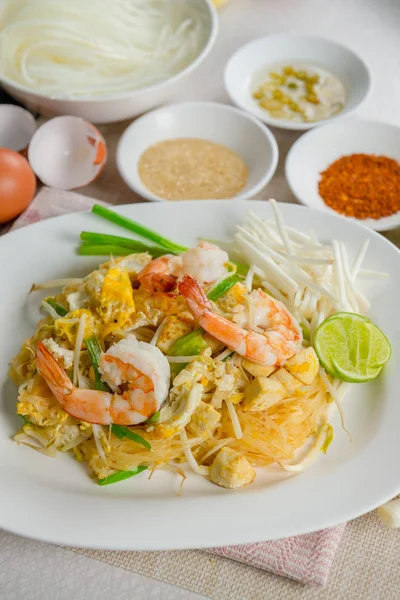 Pad Thai Goong Sod (Goreng Nasi Tongkat dengan Udang ) — Stok Foto
