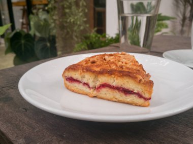 çilek reçelli çörek. 