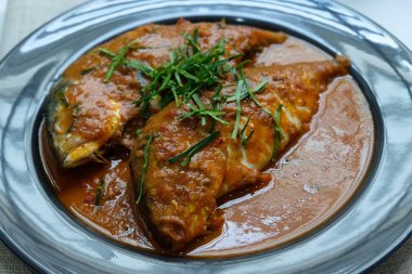 Tay Choo Chee ile kurutulmuş kırmızı köri uskumru