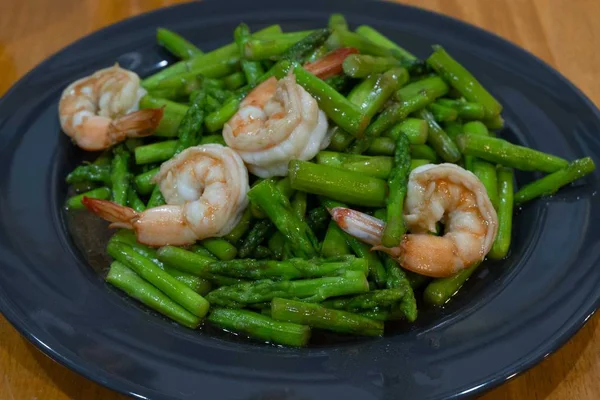 Camarones Fritos Espárragos Plato Negro Seleccione Enfoque —  Fotos de Stock