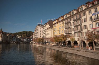 Luzern, İsviçre - 23 Ekim 2019: Chapel Köprüsü ve Reuss 