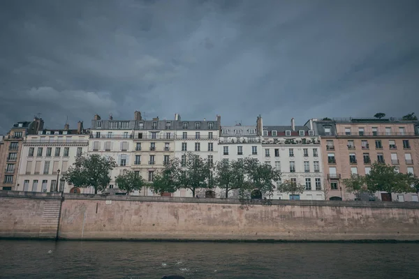 Здания вдоль реки Сены в Париже — стоковое фото