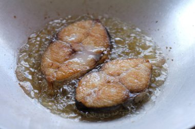 Kızarmış balık kralı uskumru Tayland usulü tavada sıcak yağ.