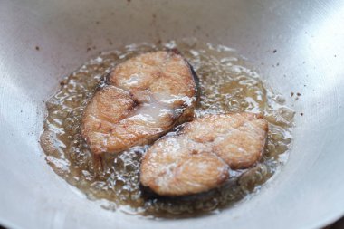 Kızarmış balık kralı uskumru Tayland usulü tavada sıcak yağ.