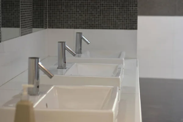 Rangée de lavabo en céramique de marbre moderne blanc dans les toilettes publiques , — Photo