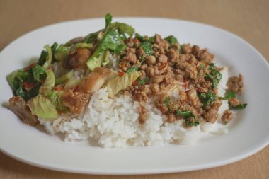 Pirinç kıymalı domuz eti ve fesleğen yaprağıyla kaplanmış. Tayland sokak yemeği..