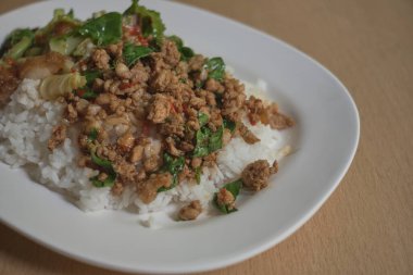 Pirinç kıymalı domuz eti ve fesleğen yaprağıyla kaplanmış. Tayland sokak yemeği..