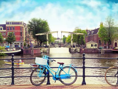Amsterdam köprüsü üzerinde bisiklet