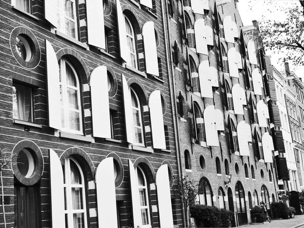 Rollläden an der Fassade von Fenstern — Stockfoto