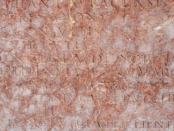 石板に刻まれているラテン文字 — ストック写真