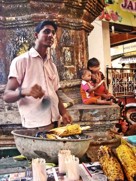 El vendedor de maíz frito. Indio. Palomitas —  Fotos de Stock