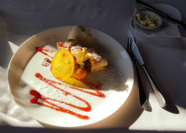 Kahvaltı, güneşli sabah, strudel