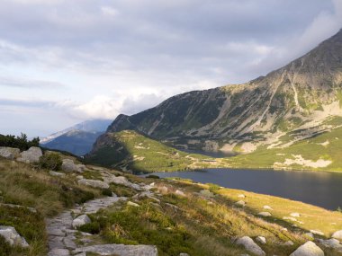 Dağ gölü. Yürüyüş, yürüyüş parkurları.