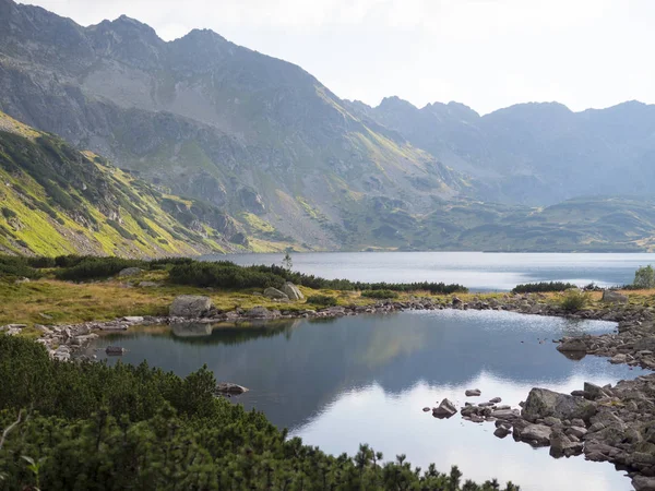 Horské jezero. Vycházkové, turistické trasy. — Stock fotografie