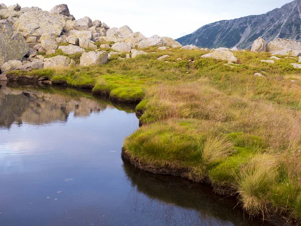 Dağ gölü. Yürüyüş, yürüyüş parkurları.