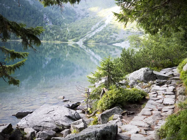 Dağ gölü. Yürüyüş, yürüyüş parkurları. Dağ yolu