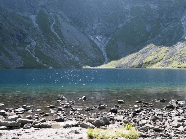 Dağ gölü. Yürüyüş, yürüyüş parkurları.