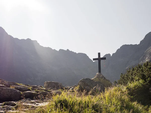 Kruis op de berg, verlicht door de zon — Stockfoto