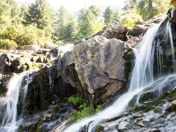 Tiszta hegyi tavasszal, vízesés — Stock Fotó