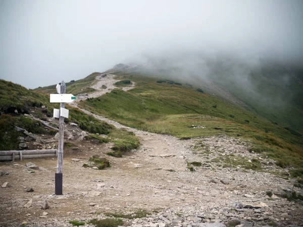 Indicatori al bivio in montagna — Foto Stock