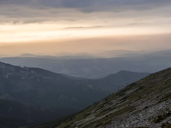 Vista della valle dalla montagna al tramonto — Foto Stock