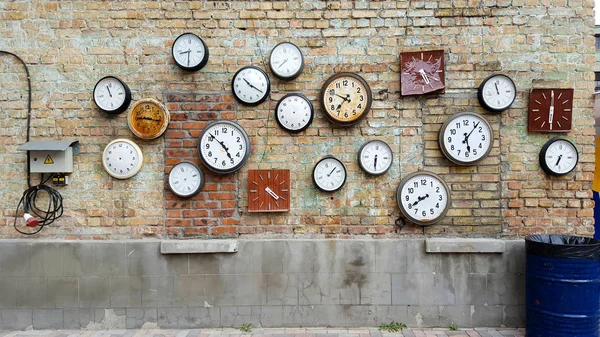 Uhr an einer Ziegelmauer — Stockfoto