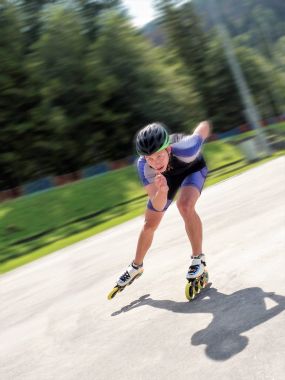 Silindir konkings, hız pateni, silindirler üzerinde bir adam. Paten