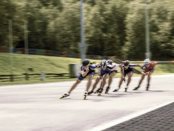 Silindir konkings, hız pateni, silindirler üzerinde bir adam. Paten