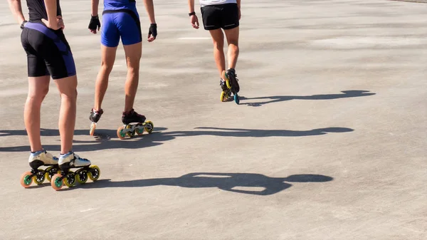 Roller konkings, schaatsen, een man op rollen. Skaten — Stockfoto