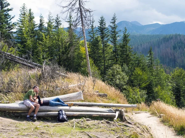 Bir adam ve bir kız bir halt dağlarda üzerine getirin