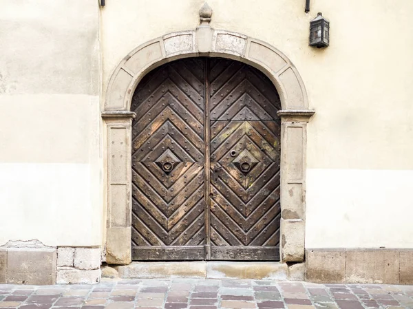 The door to the house. Old city. — Stock Photo, Image