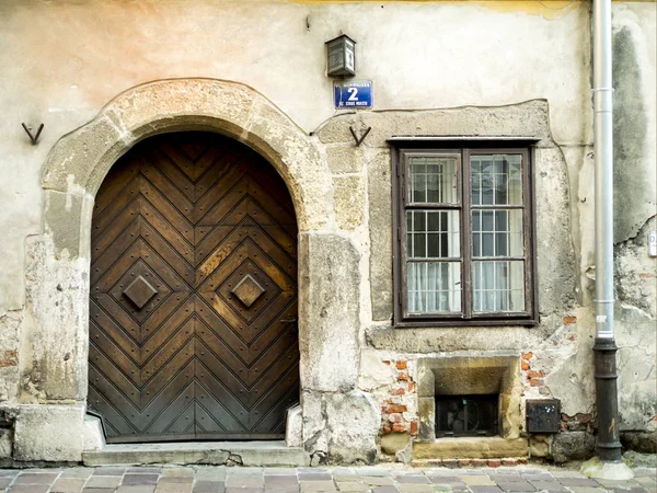 The door and window, the facade of the old building. Old city. — Stock Photo, Image