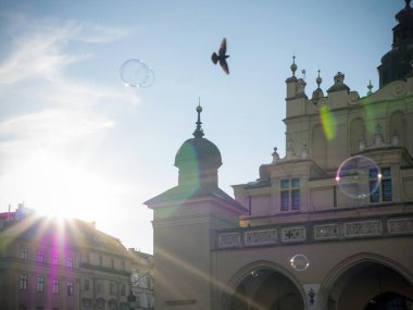 Eski şehirde sabun kabarcıkları. Günbatımı