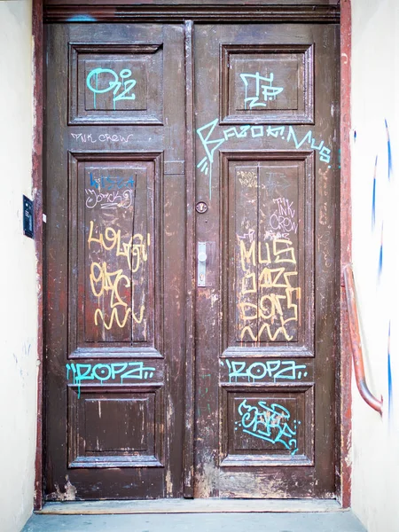 Door to the entrance. Graffiti — Stock Photo, Image