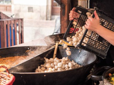 Sokak gıda. Sosis, et, patates, mantar