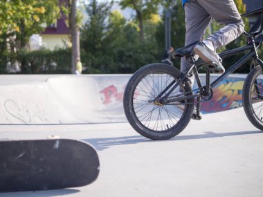 BMX Bicyclemotocross, bir bisiklet üzerinde hileler. Paten Parkı. Rampa.