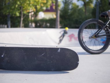 BMX Bicyclemotocross, bir bisiklet üzerinde hileler. Paten Parkı. Rampa.