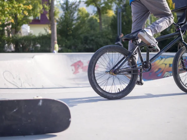 BMX Bicyclemotocross, bir bisiklet üzerinde hileler. Paten Parkı. Rampa.