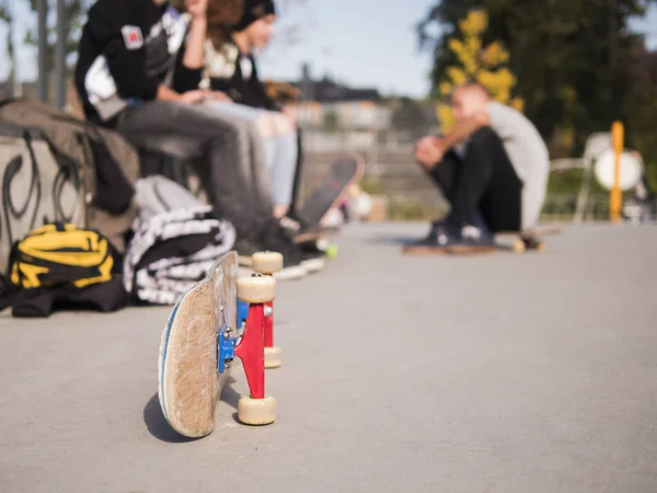 Trucs op het skateboard. Skatepark. Oprit. — Stockfoto