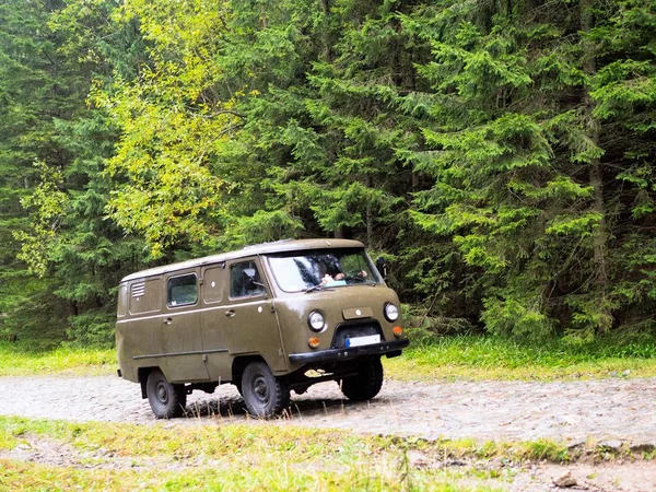 Minibus SUV in the woods — Stock Photo, Image