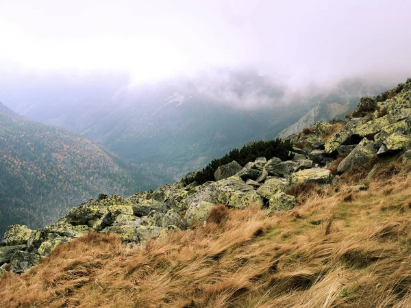 Autunno, cime delle montagne tra le nuvole. Sentiero di montagna — Foto Stock