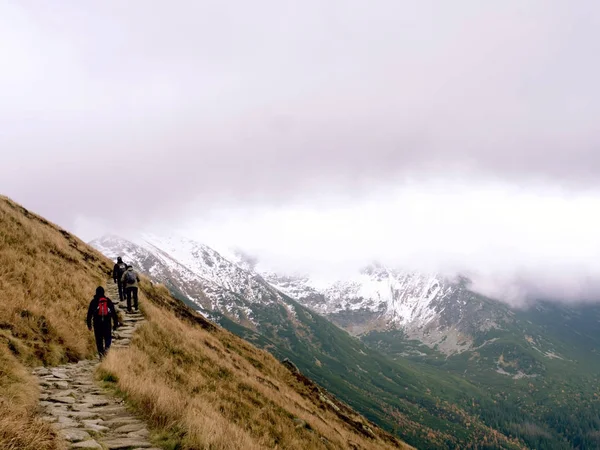 Wandelen in de bergen, de herfst, de kluiten — Stockfoto