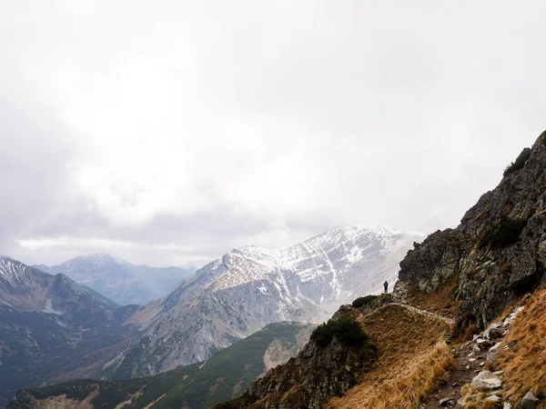 Осень в горах, снег на вершинах, вершины в облаках — стоковое фото