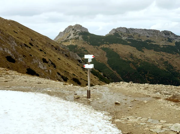 Verkeersbord op de vork in de bergen — Stockfoto