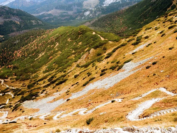 Un sentiero in montagna. Valley. Autunno . — Foto Stock