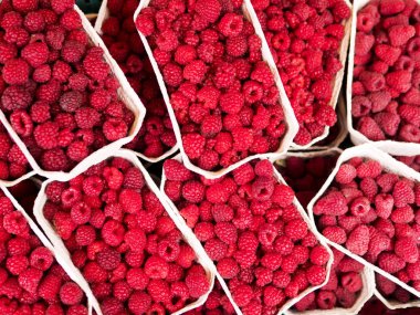 Çilek, ahududu kutularındaki