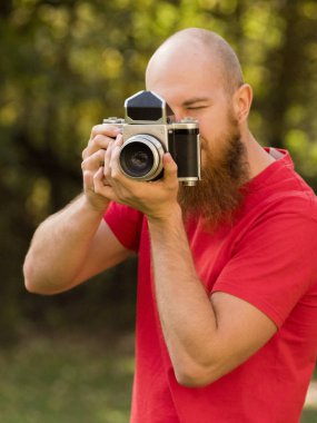 Fotoğrafçı bir sakal, film kamerası, orta format ile