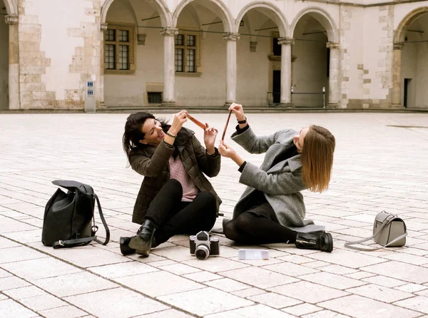 Meninas viajante com uma câmera de filme e assistir a filmagens — Fotografia de Stock