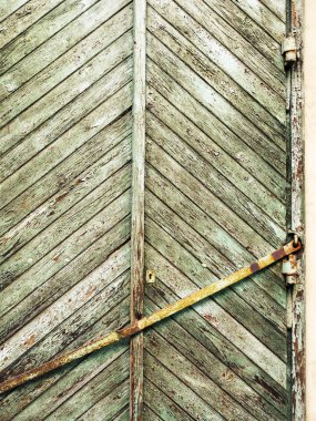 Eski bir kapı kilit. Bir balıksırtı ağaç arka plan